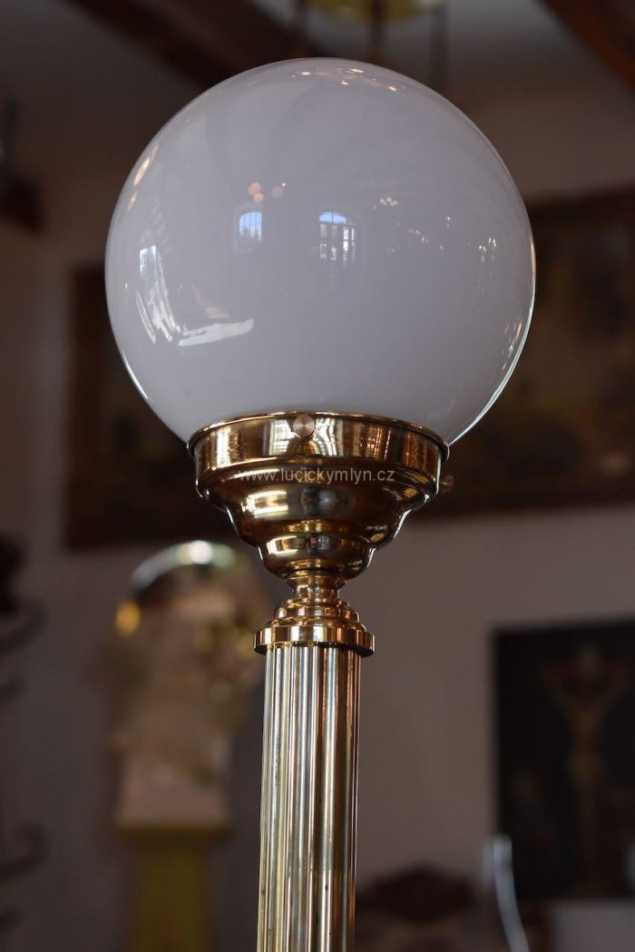 Štíhlá a vysoká lampička z mosazi v neoklasicistním stylu, napodobující antický kanelovaný sloup