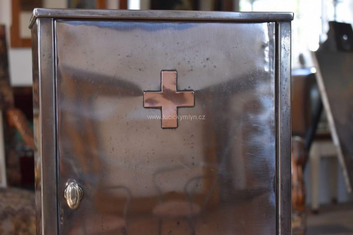 Prvorepubliková závěsná lékárnička z mosazného, stříbrně niklovaného plechu