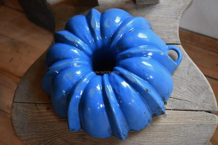 Robustní litinová bábovka švestkově modré barvy