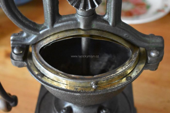 Velký starožitný kávomlýnek z lité oceli
