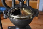 Velký starožitný kávomlýnek z lité oceli