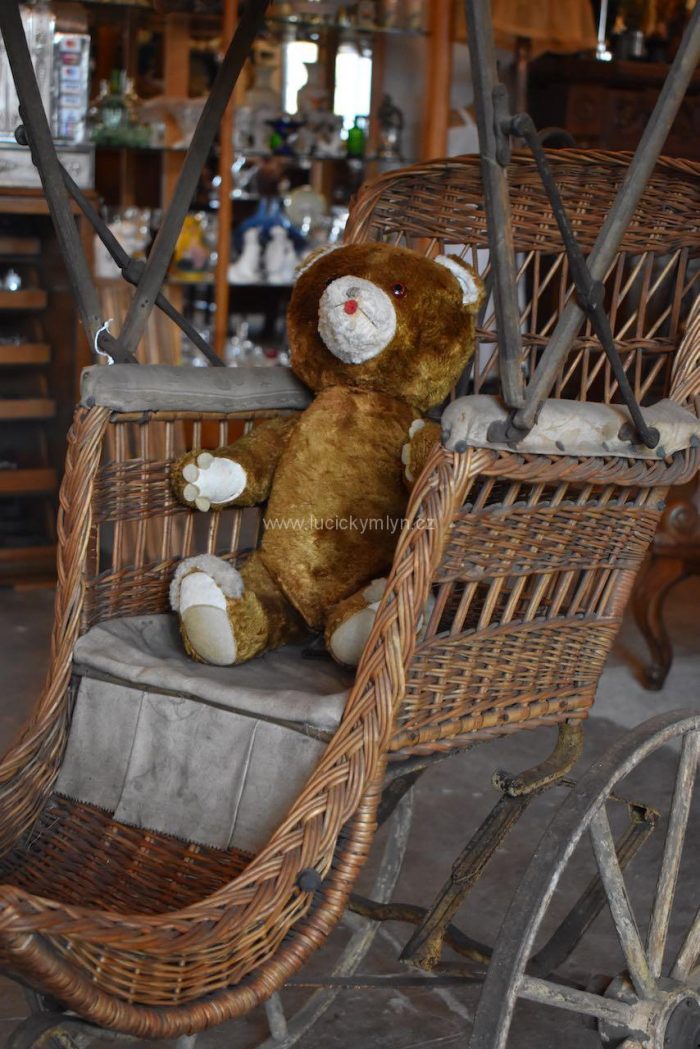Originální prvorepubliková hračka – plyšový medvídek, který při překlopení mechanicky zabručí