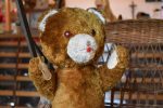 Originální prvorepubliková hračka – plyšový medvídek, který při překlopení mechanicky zabručí