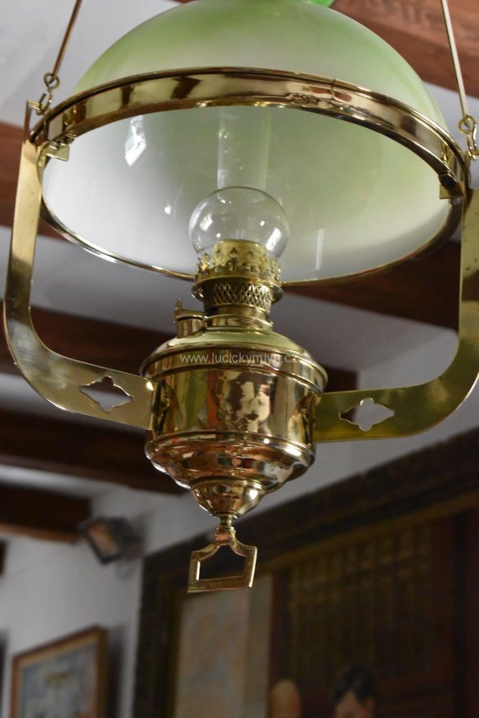 Měšťanský starožitný petrolejový lustr