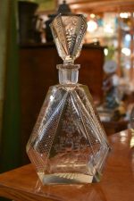 Starožitná karafa z litého, umělecky broušeného a rytého skla, ve stylu ART-DECO