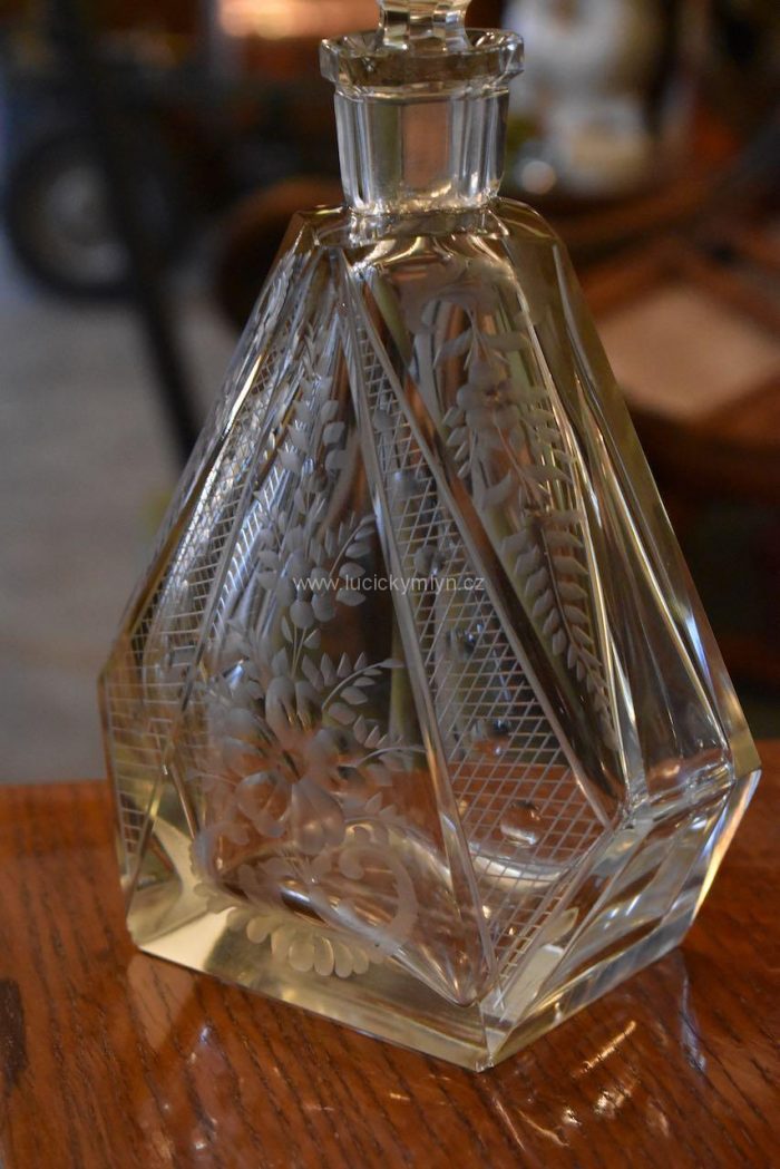 Starožitná karafa z litého, umělecky broušeného a rytého skla, ve stylu ART-DECO