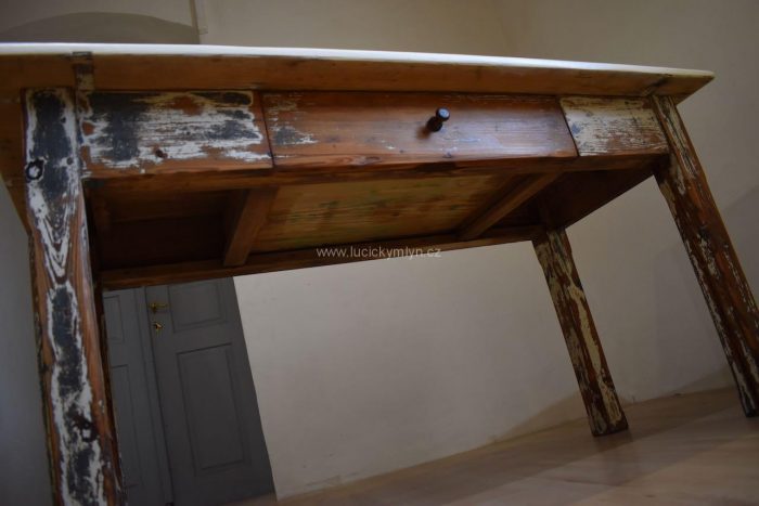Delší a robustní starožitný stůl z masivního dřeva