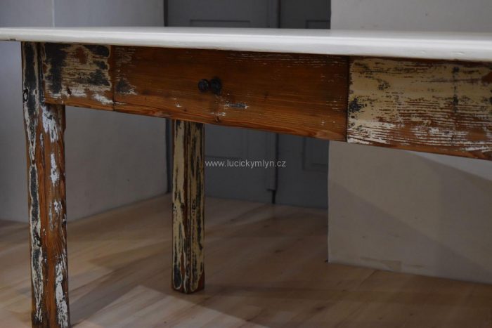 Delší a robustní starožitný stůl z masivního dřeva