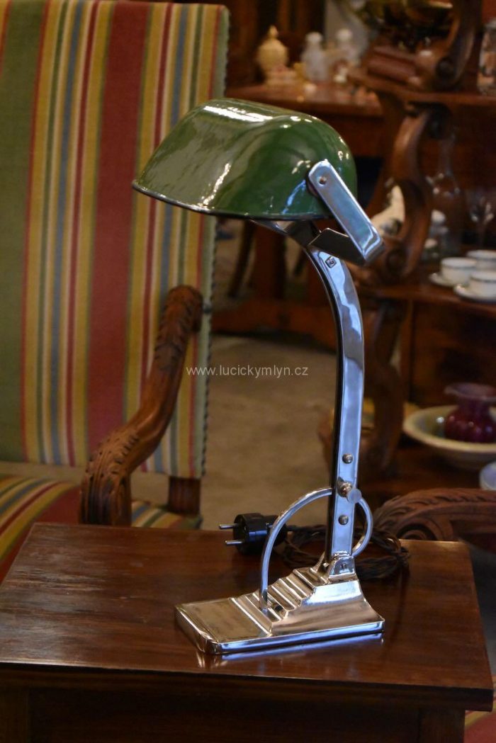 Leskle chromovaná starožitná bankovní lampička