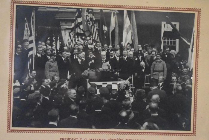 Prezident T.G. Masaryk předčítá deklaraci
