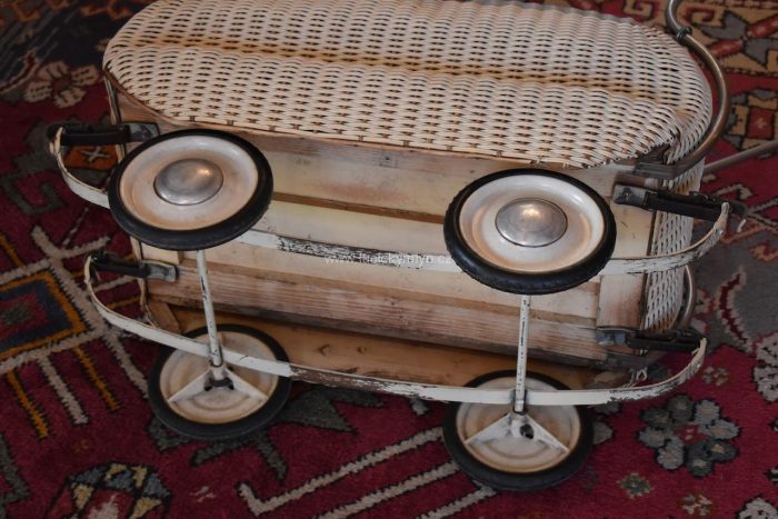 Menší starožitný kočárek - dětská hračka, po částečné renovaci