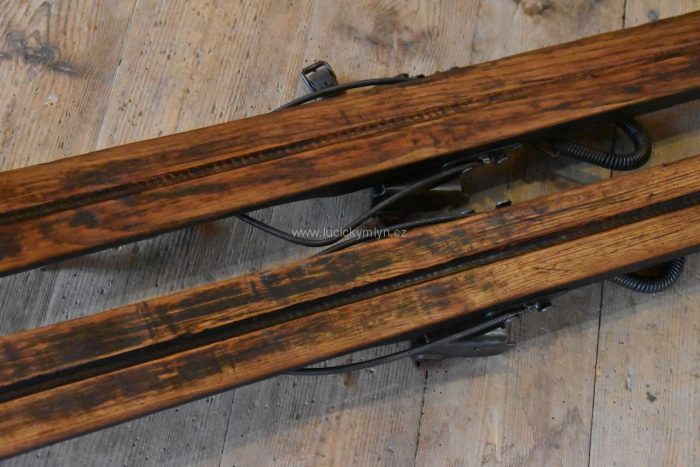 Starožitné lyže z masivního jasanového dřeva
