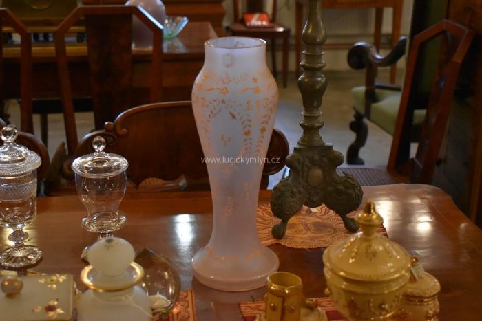 Větší starožitné vázy z narůžovělého skla