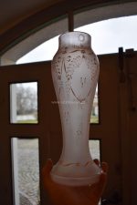 Větší starožitné vázy z narůžovělého skla