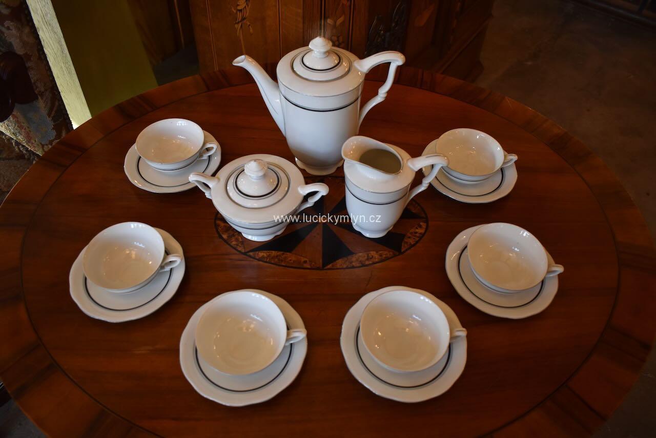 Starožitný servis z bílého porcelánu Starožitný servis z bílého porcelánu