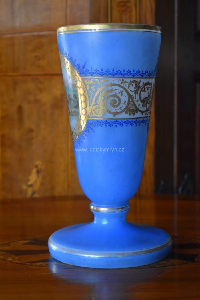 Větší starožitná váza z foukaného skla