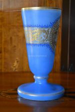 Větší starožitná váza z foukaného skla