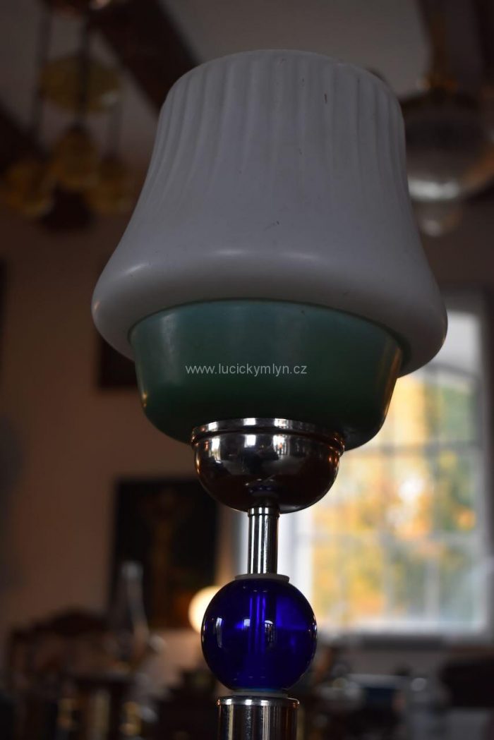 Nevšední designová lampička v nadčasovém funkcionalistickém stylu