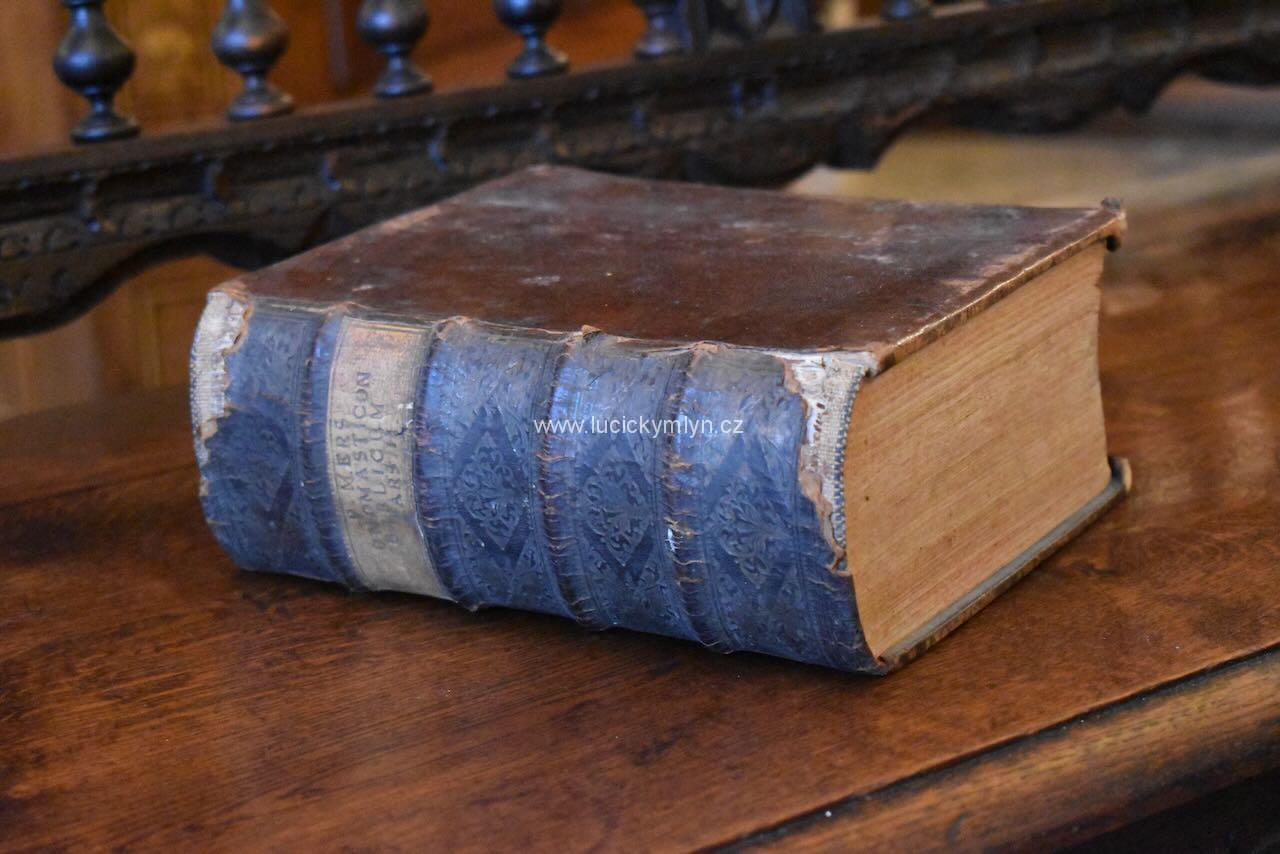 Latinsky psaná bible s datem 1738 Latinsky psaná bible s datem 1738