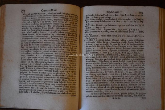 Latinsky psaná bible s datem 1738
