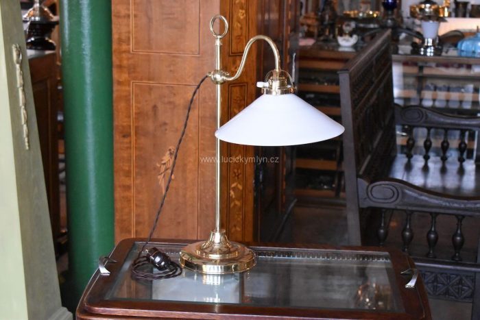 Vyšší starožitná stolní lampa z leštěné mosazi, vkusně provedená ve stylu ART-DECO