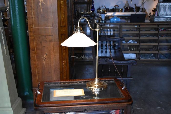 Vyšší starožitná stolní lampa z leštěné mosazi, vkusně provedená ve stylu ART-DECO