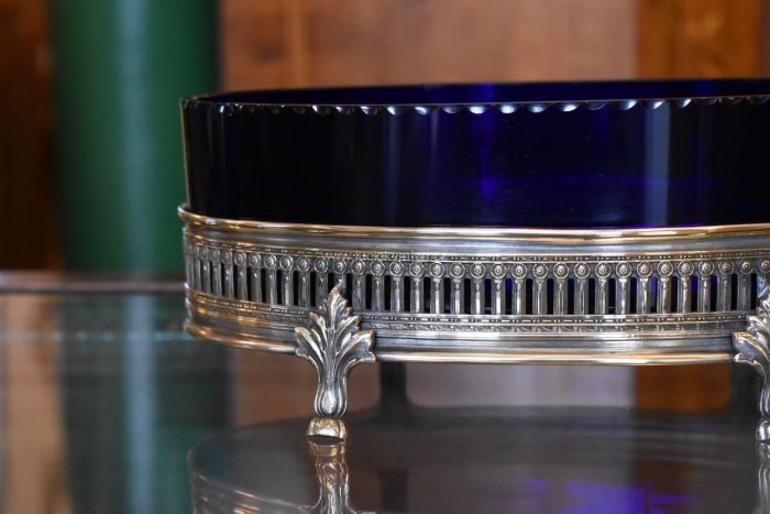 Starožitná žardiniérka v klasicistně secesním stylu – postříbřený nástolec s kobaltově modrou skleněnou vložkou