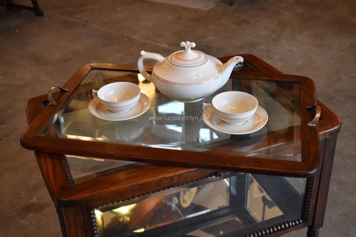 Starožitný servírovací stolek v elegantním secesním stylu