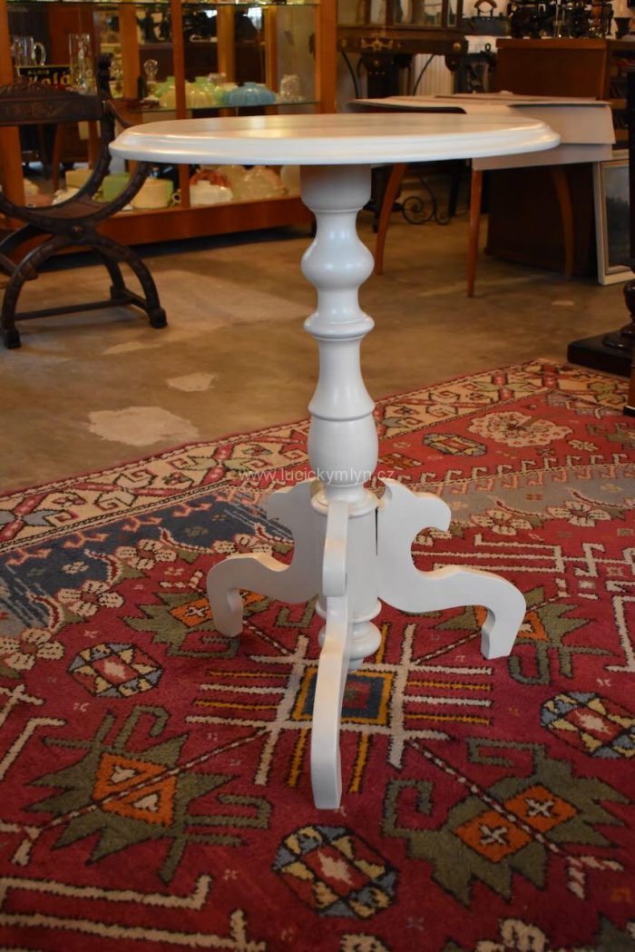 Vyšší romantický bíle natřený stolek v historizujícím rokokovém stylu zhotovený z tvrdého dřeva ve třetí třetině 19. stol. 