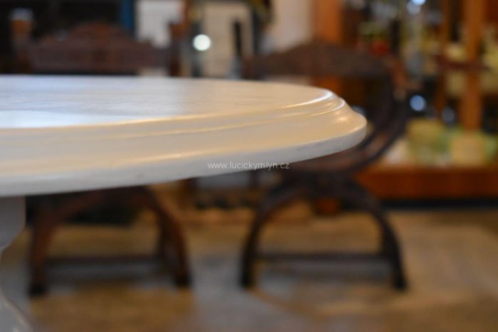 Vyšší romantický bíle natřený stolek v historizujícím rokokovém stylu zhotovený z tvrdého dřeva ve třetí třetině 19. stol. 