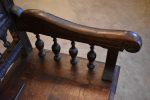Starožitná úložná dubová lavice, dekorovaná hlubokou ornamentální řezbou a výrazně bohatým soustružením