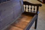 Starožitná úložná dubová lavice, dekorovaná hlubokou ornamentální řezbou a výrazně bohatým soustružením