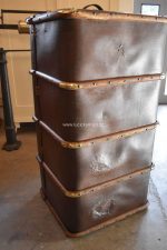 Větší starožitný cestovní kufr