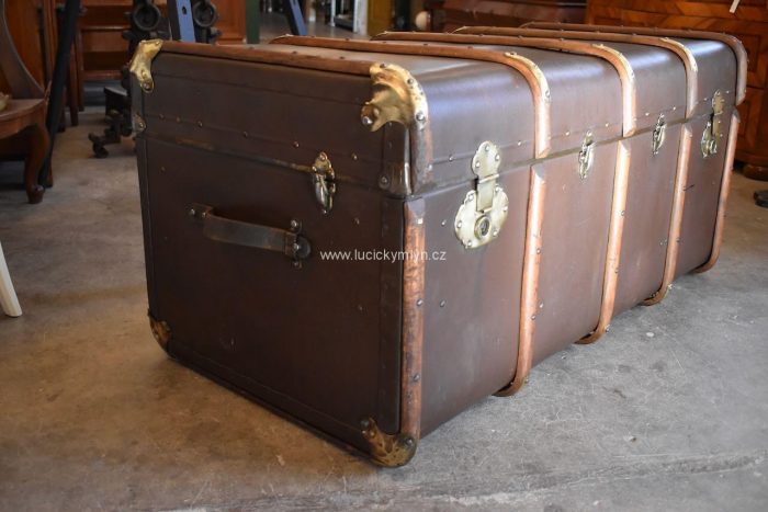 Větší starožitný cestovní kufr
