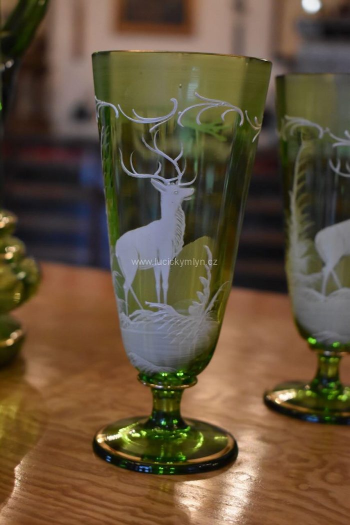 Starožitná secesní nápojová sada s ručně malovanými bílými obrázky jelena