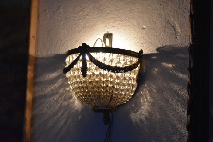 Starožitná nástěnná křišťálová světla v romantickém klasicistním stylu