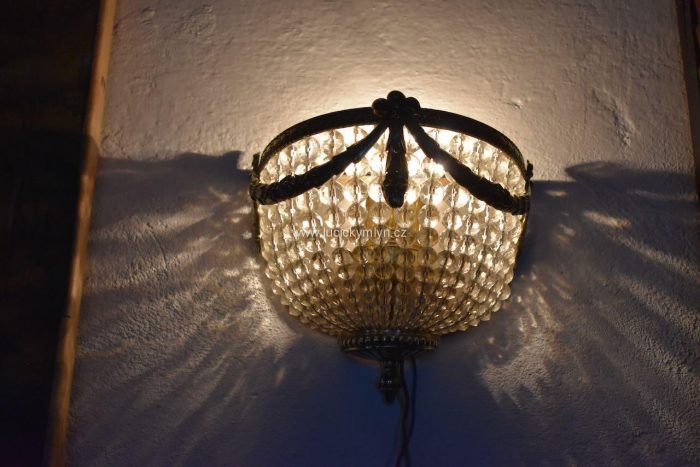 Starožitná nástěnná křišťálová světla v romantickém klasicistním stylu