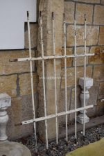 Větší starožitné ocelové mříže