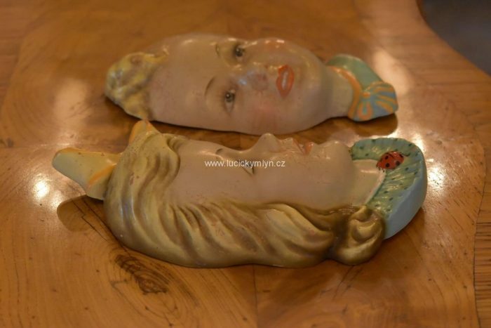 Dívka a chlapec – nástěnné keramické reliéfy