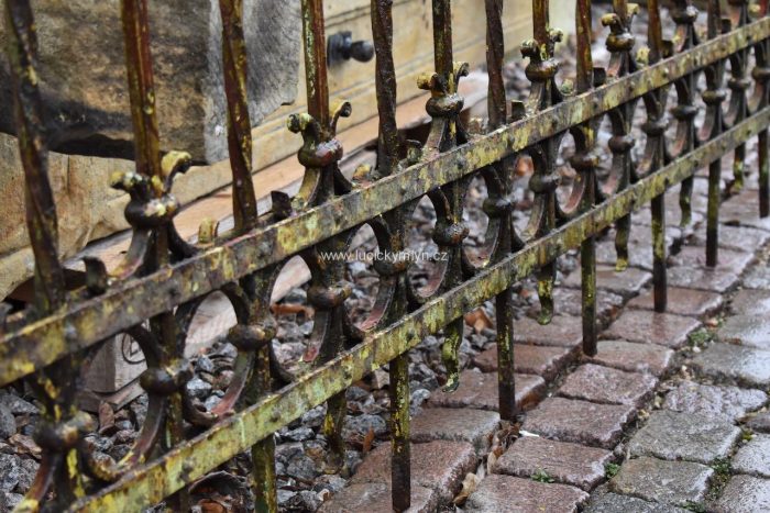 Starožitné ozdobné plotové dílce