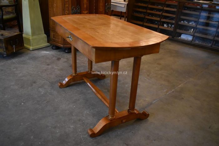 Starožitný luxusní psací stůl ve stylu biedermeier