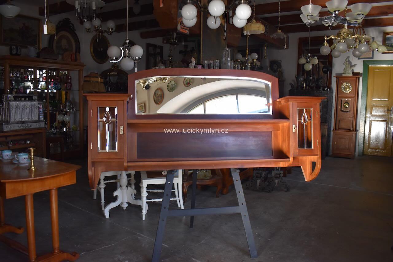 Dlouhá starožitná secesní police Dlouhá starožitná secesní police