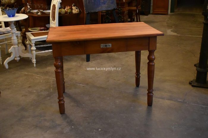 Krásný starožitný stůl z masivního třešňového dřeva
