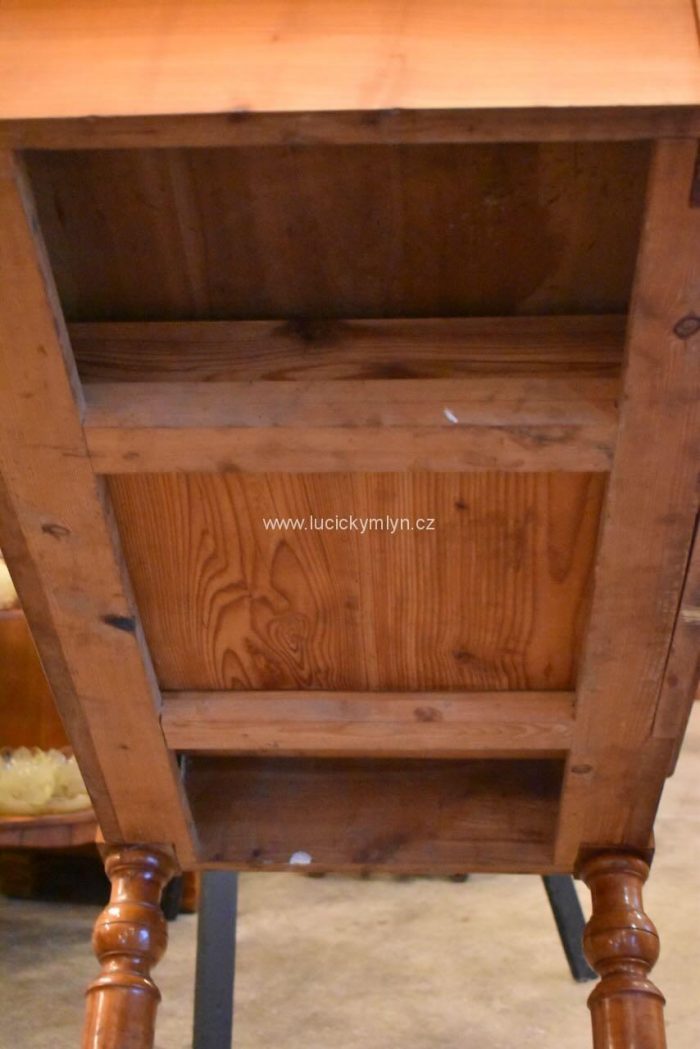 Krásný starožitný stůl z masivního třešňového dřeva