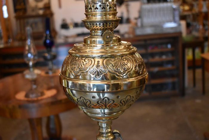 Starožitná stojanová lampa z leštěné mosazi