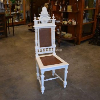 Honosná starožitná jídelní židle v zámecké neorenesančním stylu po renovaci