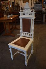 Honosná starožitná jídelní židle v zámecké neorenesančním stylu po renovaci