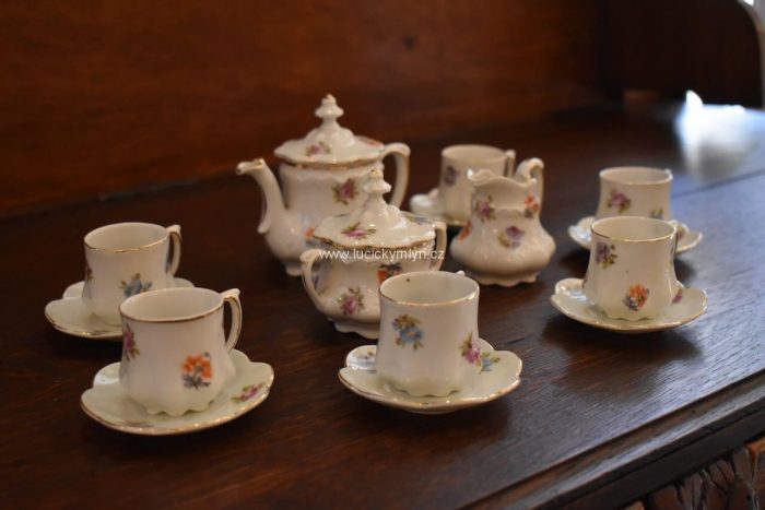 Sběratelská zajímavost a kuriozita, dětský starožitný čajový servis