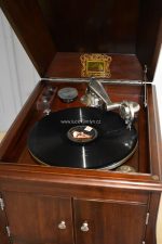 Salonní starožitný gramofon velmi ceněné značky HIS MASTER’S VOICE po celkovém vyčištění a renovaci