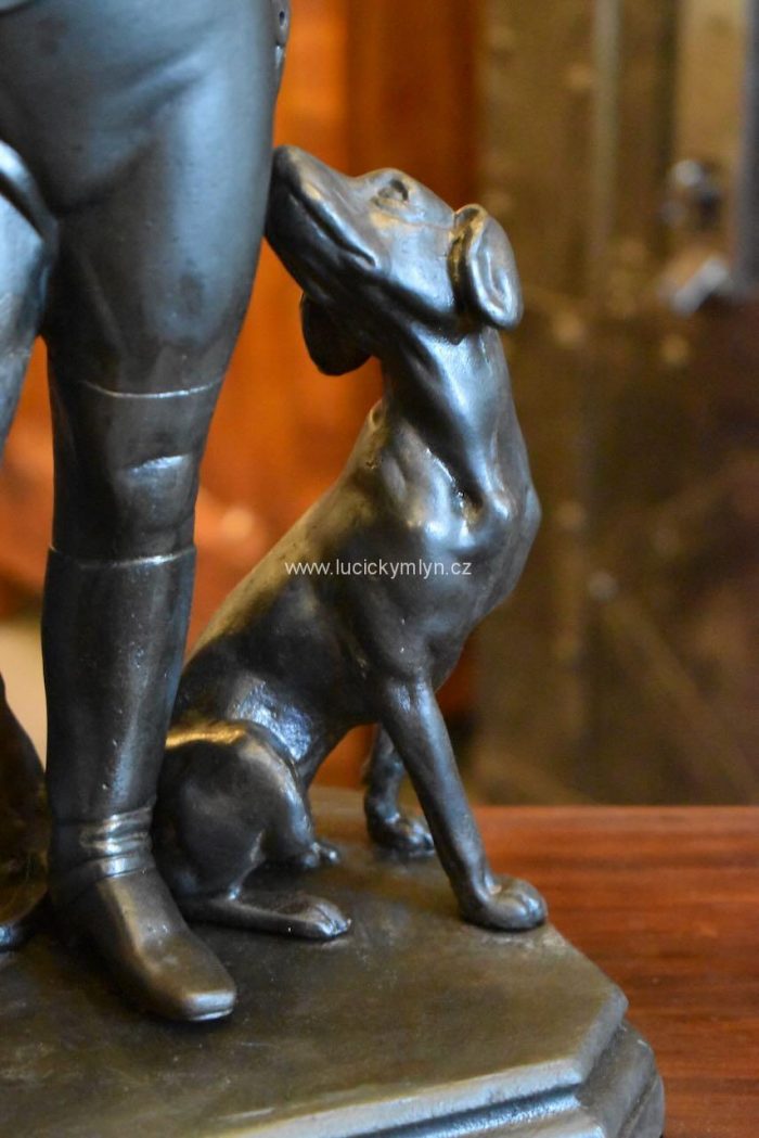 Hodnotná starožitná soška šlechtice s loveckým psem